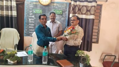 बी.डी.ओ. साहेब.यांचे स्वागत करतांनी G.P.Fukkimeta